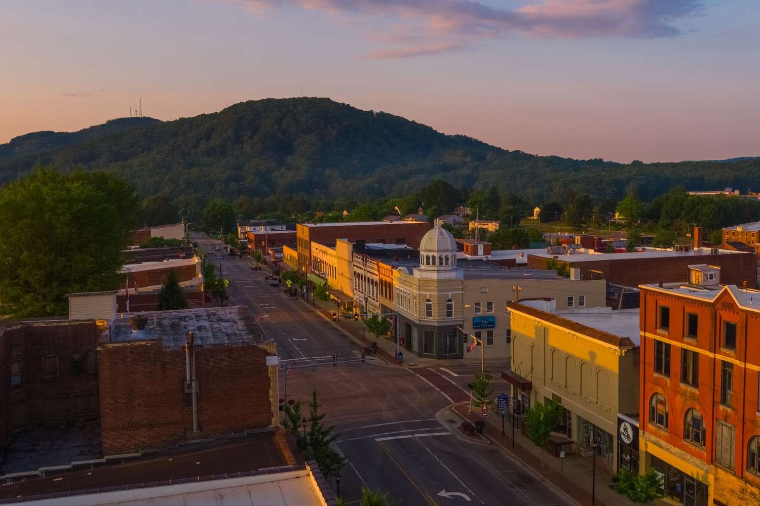 Great Rural Towns in North Carolina to Retire or Buy Real Estate.